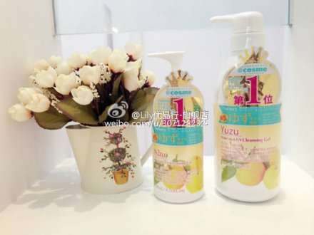 '#Lily优品行##卸妆推荐#Cosme大赏一跃而出的杰出青年，卸妆NO.1日本COSME大赏Nursery肌肤舒缓卸妆啫喱限定版柚子味味道清新好闻、质地清爽水润的啫喱质地，呼噜到脸上揉开时仿佛漾开清凉的凝露一般，延展毫不费力，水润得一塌糊涂卸妆按摩同时，滋养紧致增加肌肤透明感