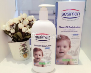 #Lily优品行##香港正品##热卖品#继300ML热卖后！澳洲sesimen绵羊油补水滋润润肤乳出500ML！一大瓶白菜价！香甜粉嫩令人一见倾心，味道是淡淡香，质地清爽滋润，吸收超好，温和不刺激！被夏天折磨的缺水暗沉肌肤终于有救了！一大瓶擦脸擦身体都OK