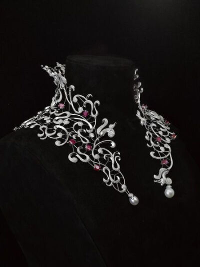 MELLERIO MELLER said. Medici collection. Necklace &amp;quot;Medici&amp;quot;. Neck collar white gold, diamonds and 35 carat Burmese ruby created by édéenne.