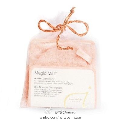 Jane Iredale 珍爱芮德 Magic Mitt 神奇魔术卸妆手套 $15！无需卸妆液，只需用温水将手套浸湿，以轻柔的打圈方式在脸上需要卸妆的地方擦洗就可以卸除彩妆了，非常方便哦！卸完妆的脏手套用普通洗手液就能清洗干净，1个手套可使用长达1~2年~http://t.cn/RhRGrsL