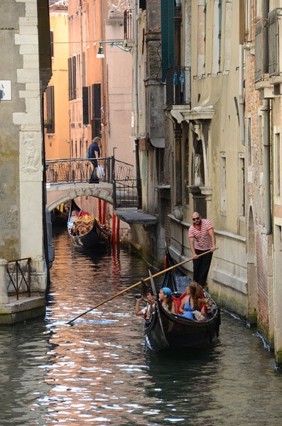 威尼斯大运河(Grand Canal )，意大利威尼斯市主要水道。划着贡多拉销魂姿势的船夫