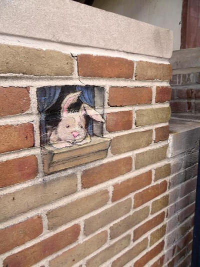 David Zinn 的新奇粉笔和木炭画。9月24日在 Ann Arborby 街创作克里斯托弗·乔布森的街头人物 。自2001年以来，艺术家和插画家大卫·津恩一直青睐密歇根州安阿伯市的大街小巷，创建用粉笔和木炭临时插图。利用找到的对…