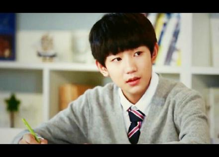 #TFBOYS王源# 繁星点点 皎月微寒 星或许是夜的心事。一树绚烂 阳光正好 花或许是树的心事。美好如斯 干净纯粹 亲爱的男孩 你或许是我的心事。----小汤圆