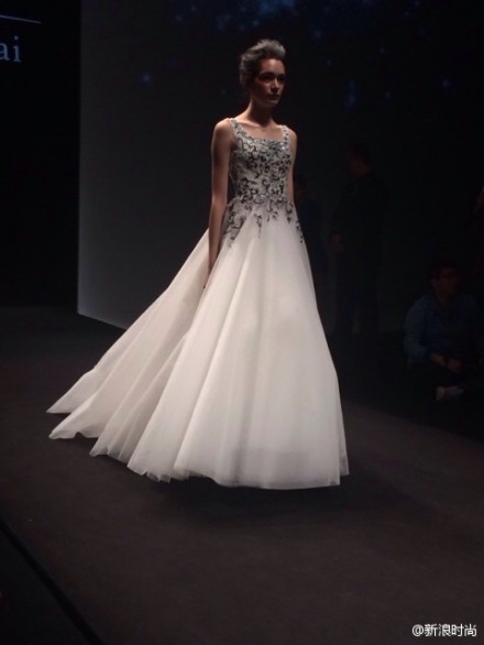 #2015春夏中国国际时装周#【秀场直击】@深白私人定制 深白定制婚纱融合了东方的婉约与西方的典雅，羽毛、水晶等奢华元素打造美轮美奂的高贵新娘。@深白礼服设计师彭晶