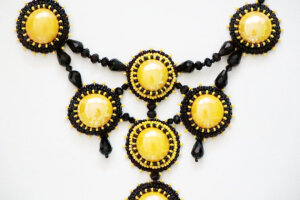 黄黑色的大项链声明长串珠绣种子珠绣花钉珠时尚的圣诞礼物项链