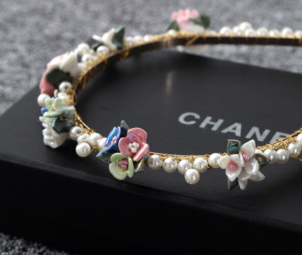 珍珠花朵发箍。