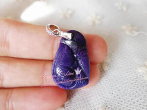 平价的蓝紫色苏纪石小鱼吊坠~连年有余哦~紫色的石头最好看了~