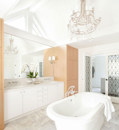 美式简约风格三居122平家庭卫生间灯具浴缸花瓶装修效果图
