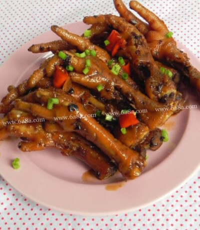 辣味豉香鸡脚的做法 工 艺：炒口 味：香辣味难 度：新手尝试人 数：2准备时间：10分钟烹饪时间：&amp;lt;30分钟 辣味豉香鸡脚的主料：鸡爪800克 辣味豉香鸡脚的辅料：小葱少许、冰糖12克、葱1根、姜6片、蒜4瓣、料酒…