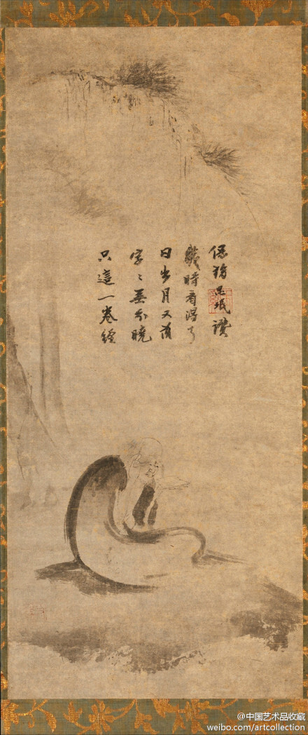 #水墨画#【 元 佚名 《老僧月下读经图》 】轴，纸本，149.9×39.4cm，大都会艺术博物馆藏。画面简洁洒脱，寥寥数笔挥就，一幅山野旷古老僧月下读经的意境跃然纸上，让人浮想，充满禅的韵味。画中的题赞是由当时元代著名的玉溪思珉禅师所作。画面与题赞相融相辅，赞解画面，画面应赞，实在是相得益彰。