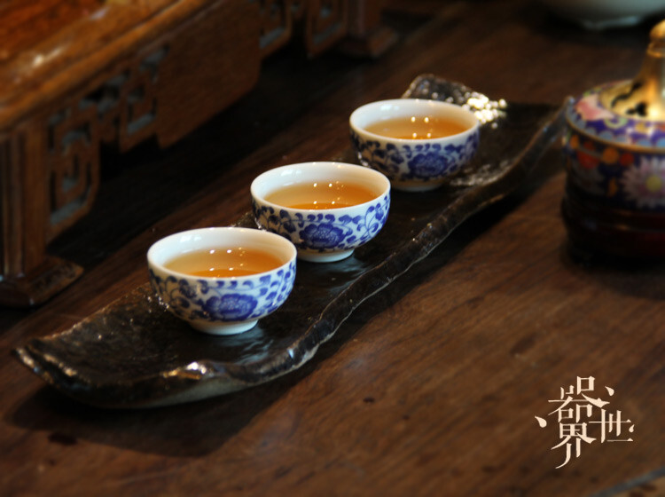 【器-镜湖夜月】粗陶茶具 #粗陶茶托# 杯托 茶条 陶瓷 纯手工茶托 用以衬垫茶杯的碟子。古代流行的一种置茶盏的承盘。亦称“瓷盏托”。始于南朝。唐代逐渐增多，盏托托口一般较矮，口沿卷曲作荷叶形；茶碗则作花瓣形。宋代南北瓷窑普遍烧制，盏托几乎成了茶盏的固定附件，托圈增高。