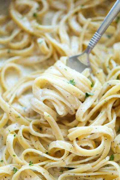 One Pot Garlic Parmesan Pasta - The easiest and creamiest pasta made in a single pot - even the pasta gets cooked right in the pan! How easy is that?