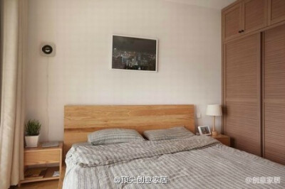 【115平清新木质公寓】白色墙壁配上统一的原木色家具，没有多余的色彩去点缀，就是如此的简单。