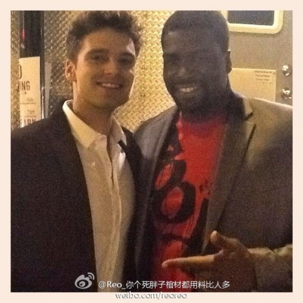 Via insta 应该是老图#Sebastian Stan# 不过笑容还是很可爱呀