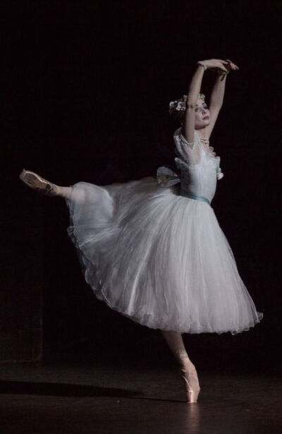 hungariansoul: ele-abelha Evgenia Obraztsova em foto de Anne Deniau &amp;quot;La Sylphide&amp;quot;.. ♥ -