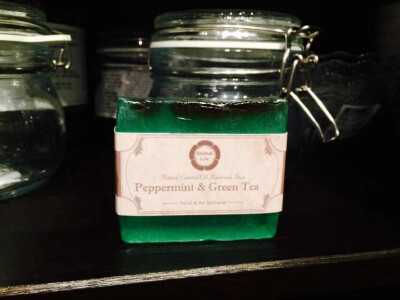 晓生活手工精油皂--薄荷绿茶洁颜皂120g【祛痘】.PeppermintGreen Tea Facial Soap for Anti-acne 晓生活薄荷绿茶祛痘洁颜皂 成份：绿茶浸泡油、薄荷油、椰子油、橄榄油、牛油果、柠檬酸、迷迭香叶提取、芳樟醇、维…