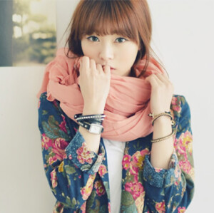 颜色淡淡的很清爽很漂亮 围巾棉麻材质，手感特别的软，摸上去很舒服