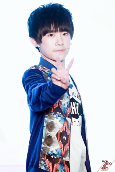 #易烊千玺# #tfboys易烊千玺# 141117 星钻圆梦计划 因为要等日出，必然会辜负安眠，但别错过山顶每一丝原本就属于你的风景。@TFBOYS-易烊千玺 diandian:http://t.cn/R7Ii9PA 高清来咯