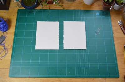 制作封面，另外拿四张37cm X 13cm对半撕开成18cmX 13cm八张，每四张粘在一起为一个封 面。 因为封面是由4张18cmX13cm的纸粘成的，比较厚，和内页看上去是一体的，喷胶是无水速干，不会皱。大家也可以换别的硬壳做封…