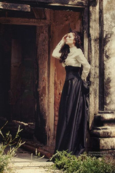 【摄影】Petrova JuliaN （俄）的人物摄影，阳光散落在陈旧的建筑物上，温婉宜人的女子，梦一般的复古情怀。（作者个站：http://t.cn/aKZq6O ）