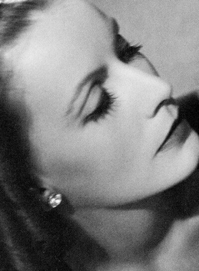 #北欧名人# 女神降临人间。不同的角度，葛丽泰·嘉宝 Greta Garbo（瑞典斯德哥尔摩，1905-1990）。