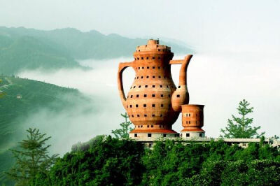 At 73.8 meters in height, and featuring a floor area of over 5,000 square meters, this unique teapot museum of Meitan is the world’s biggest teapot-shaped building.