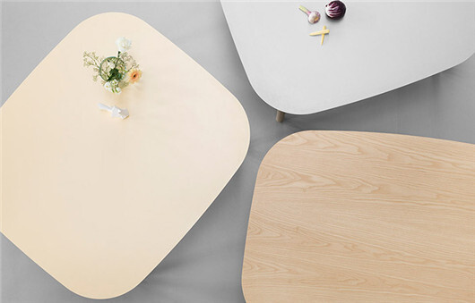 圆润的桌面，将人们汇聚于此，享受安然舒适的用餐时分，北欧风格，轻盈精致。 SAM是为Fogia设计的新餐桌系列，由NOTE、 Andreas Engesvik (No) 和Stefan Borselius (SE)合作完成—“三个设计师、一件产品”。SAM（Samarbete的缩写，瑞典语中表达合作之意），是Fogia的全新多功能餐桌。桌腿与桌面独立开来，让整个桌子看起来十分轻盈。桌面形状和极富新意的桌腿细节为SAM赋予了浓烈的北欧风格，具有柔软的外观和强大的功能性。桌子尺寸和桌腿位置都是根据实用性认真思考得出的，确保周围的每个人都有舒适的就座空间。SAM的设计灵感来源于家庭和朋友，旨在鼓励