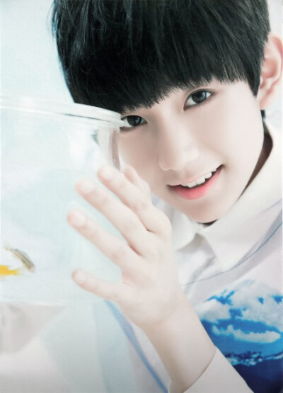 @TFBOYS-王源 今天開始你就是十四歲的王源呐 就算心情很疲憊看著你的笑容瞬間就會被治癒啊~我們的小太陽 生日快樂，希望你好好成長。 [ 2014/11/08 ]