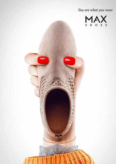  来自瑞士的休闲鞋品牌——MAX所做的系列广告，很是搞笑：把鞋面与手组合成怪兽模样，利用鞋口当成大嘴与人巧妙组合成一张诧异的脸，表现了轻松诙谐的品牌格调，与“You are what you wear 穿什么就是什么”的品牌口…