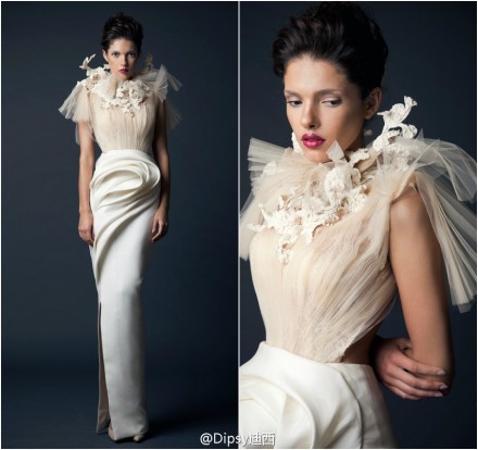 Krikor Jabotian F/W 2014┃设计师将这些耗时几百个工时手工造成的婚纱或礼裙划分为高级定制,结合现代3D立体打印和古典蕾丝刺绣,看上去既前卫又奢华,设计师第一份工作师从Elie Saab,于是创作中除了自身钟情的女王般霸气璀璨,也集合了老东家仙女般唯美优雅,自然界生物衍生而来的立体装饰更是美不胜收...