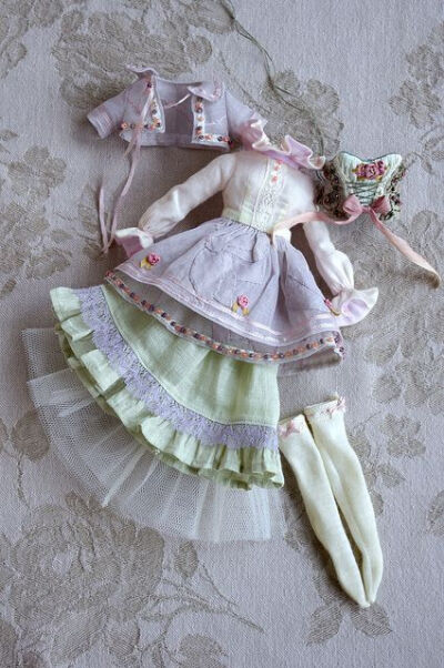 The most detailed and incredible Blythe fashions by kikihalb.. Wow!