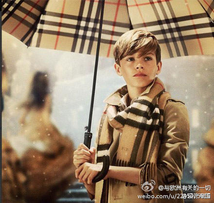 【贝公子的时尚大片】英国品牌Burberry全球佳节系列广告大片中，贝克汉姆的儿子罗密欧-贝克汉姆成为了品牌的广告男主角，这也是他第二次为Burberry拍摄广告大片。本次的广告故事讲述了一个小男孩向一对年轻情侣赠送爱之礼物，这对情侣带着小男孩畅游伦敦街头，经历了一次充满浪漫和节日魅力的神奇之旅