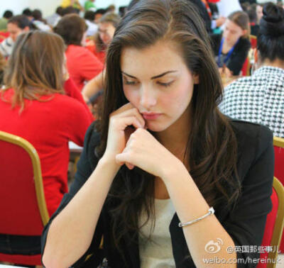 加拿大19岁的国际象棋女神Alexandra Botez.... 6岁跟爸爸开始学棋.. 12岁就开始参加各种国际象棋比赛拿冠军... 这么美... 还能让对手好好的下棋嘛！！！