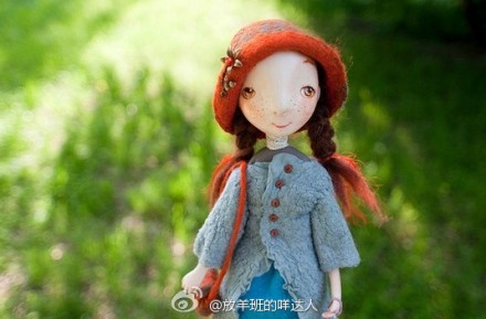 来自俄罗斯的Ligreego，一定是个非常幸福的女孩！她制作的娃娃充满了温情和希望。她使用木材、粘土、羊毛毡等材料制作娃娃，不同的材质赋予了这些娃娃不同的温度，干净的木质面容，柔软的头发，温暖的羊毛毡衣服，唤醒了来自另一个世界，仅10-20cm的迷你娃娃！