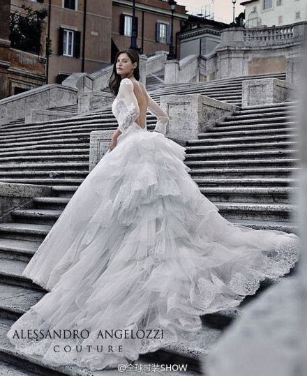 Alessandro Angelozzi 2015高定婚纱系列|意大利著名婚纱品牌Alessandro Angelozzi 发布2015高级定制婚纱系列广告大片，意大利名模 Bianca Balti（比安卡·巴尔蒂）出镜代言，国际著名摄影师Fabrizio Ferri 执镜。大片于罗马古城拍摄，Bianca 身着最新系列高定婚纱穿梭古城，娇艳的罗马更衬出婚纱的高贵