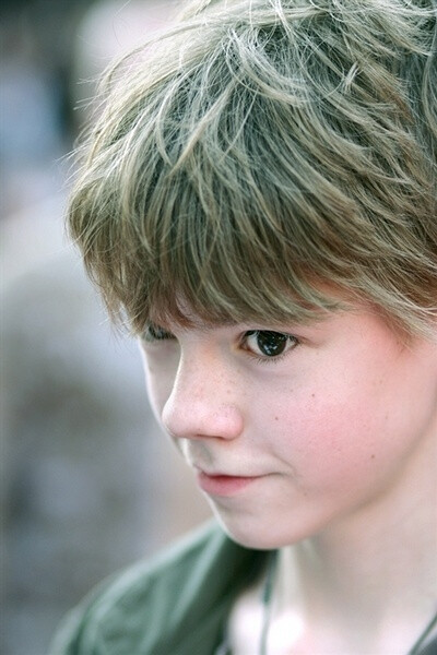 托马斯·桑斯特（Thomas Sangster，全名Thomas Brodie Sangster）1990年5月16日出生，同父母、妹妹居住在伦敦泰晤士河南畔。他的母亲Tasha Bertram是一位舞者和剧作家，曾和丈夫马克·桑斯特一起出演过几部BBC电视电影。2003年的《真爱至上》是他第一部在大银幕上上映的作品，并最终凭借连姆·尼森继子的角色一举成名，还获得了Golden Satellite Award的年轻男演员奖提名。