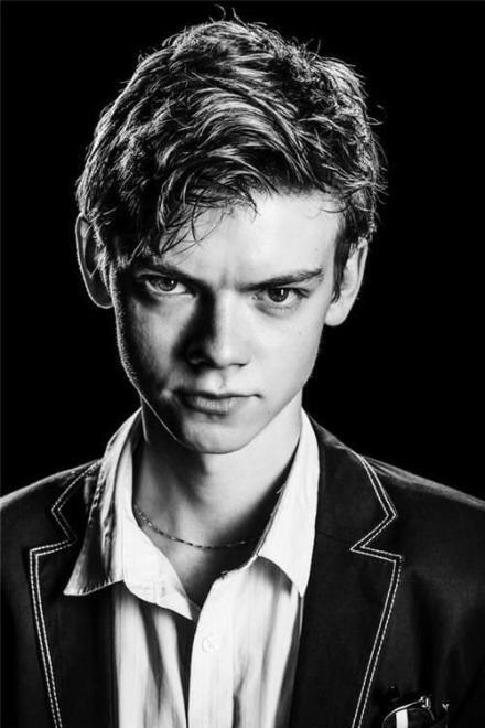 托马斯·桑斯特（Thomas Sangster，全名Thomas Brodie Sangster）1990年5月16日出生，同父母、妹妹居住在伦敦泰晤士河南畔。他的母亲Tasha Bertram是一位舞者和剧作家，曾和丈夫马克·桑斯特一起出演过几部BBC电视电影。2003年的《真爱至上》是他第一部在大银幕上上映的作品，并最终凭借连姆·尼森继子的角色一举成名，还获得了Golden Satellite Award的年轻男演员奖提名。