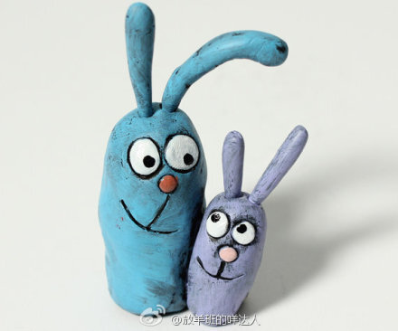 这些搞怪的小动物是由环氧树脂粘土制作而成的，再用丙烯颜料画上夸张的色彩。摆在办公桌上，看见就有好心情啦~作者Gesine kratzner生活在美丽的波特兰，俄勒冈，是一个雕塑家和插画师。我觉得如果能有天然形状的石头，并且在上面画出这些小动物，应该会更加难得和有趣。