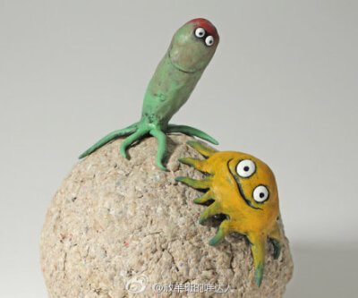 这些搞怪的小动物是由环氧树脂粘土制作而成的，再用丙烯颜料画上夸张的色彩。摆在办公桌上，看见就有好心情啦~作者Gesine kratzner生活在美丽的波特兰，俄勒冈，是一个雕塑家和插画师。我觉得如果能有天然形状的石头…
