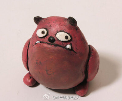 这些搞怪的小动物是由环氧树脂粘土制作而成的，再用丙烯颜料画上夸张的色彩。摆在办公桌上，看见就有好心情啦~作者Gesine kratzner生活在美丽的波特兰，俄勒冈，是一个雕塑家和插画师。我觉得如果能有天然形状的石头…