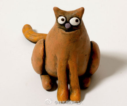 这些搞怪的小动物是由环氧树脂粘土制作而成的，再用丙烯颜料画上夸张的色彩。摆在办公桌上，看见就有好心情啦~作者Gesine kratzner生活在美丽的波特兰，俄勒冈，是一个雕塑家和插画师。我觉得如果能有天然形状的石头，并且在上面画出这些小动物，应该会更加难得和有趣。