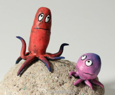 这些搞怪的小动物是由环氧树脂粘土制作而成的，再用丙烯颜料画上夸张的色彩。摆在办公桌上，看见就有好心情啦~作者Gesine kratzner生活在美丽的波特兰，俄勒冈，是一个雕塑家和插画师。我觉得如果能有天然形状的石头…