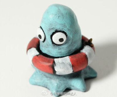 这些搞怪的小动物是由环氧树脂粘土制作而成的，再用丙烯颜料画上夸张的色彩。摆在办公桌上，看见就有好心情啦~作者Gesine kratzner生活在美丽的波特兰，俄勒冈，是一个雕塑家和插画师。我觉得如果能有天然形状的石头…