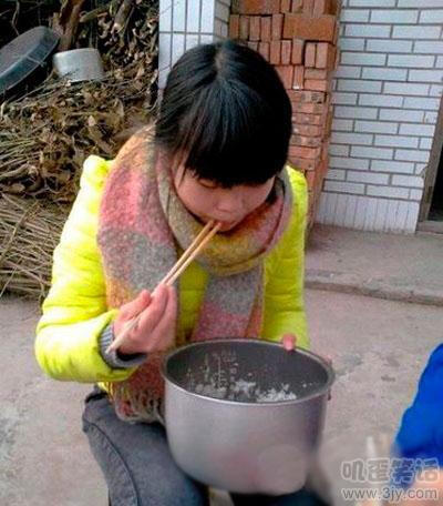 【搞笑图片】（喜欢的话，就收集）女汉子吃饭都是论锅吃的！