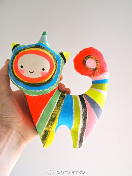 这是英国的手工达人Jess Quinn的手工娃娃。这些娃娃的皮肤是由茶叶染色的亚麻布制成，加上独特的手绘，和丰富的服饰搭配，使得每一个娃娃都是一件独一无二的艺术品。