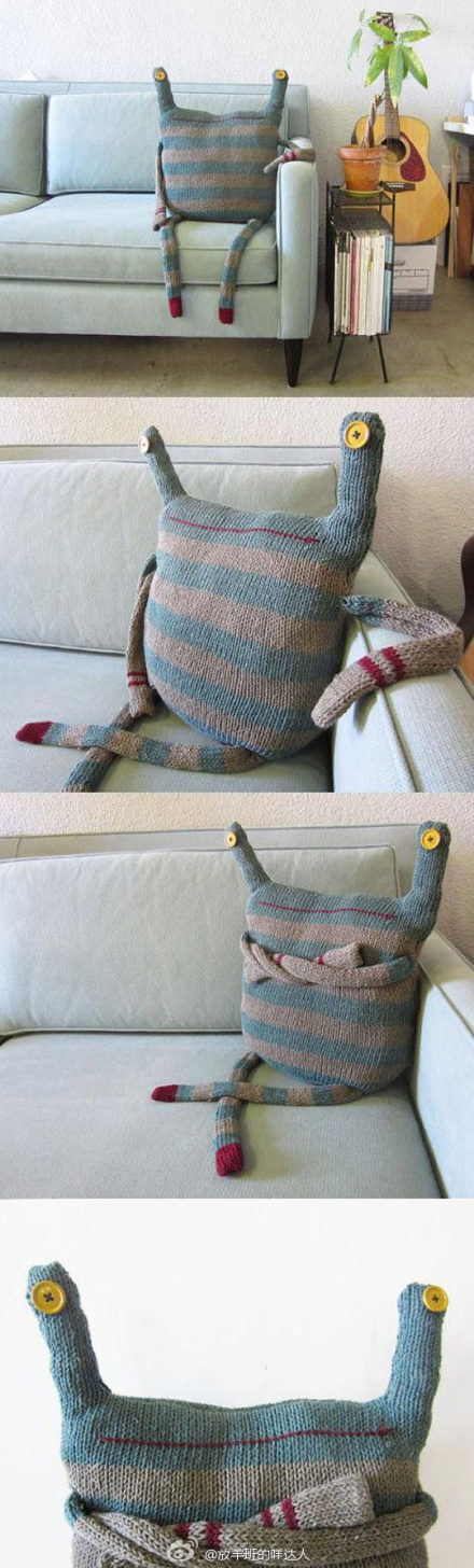 #这个青蛙有点拽#这个青蛙抱枕是不是很可爱呀~家里如果有旧毛衣，可以试着改造！