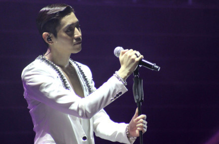 #ERIC# 立~麦~真~的~超~级~帅！！！！闪闪发光的人，晚安~#晚安，文晸赫。# [cr on pic]