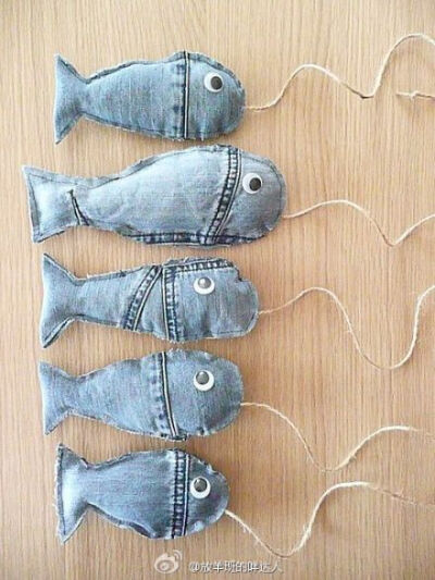 #旧物改造#用旧牛仔裤改造的小鱼挂件。裤子本身的拼接痕迹和水洗的旧感，都让这些小鱼有了不一样的风格！