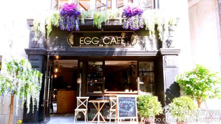 華嚴街新開的一家超級有feel的egg cafe，仿佛置身于歐洲街頭，植物青蔥的吧臺，享受著冬日懶懶的陽光，品一杯暖暖的卡布，就著香甜的松餅，人生幸事呀！@寧波美食通 @新浪寧波美食 @暖城寧波@看寧波 @寧波同城會 @egg cafe |馬衙街