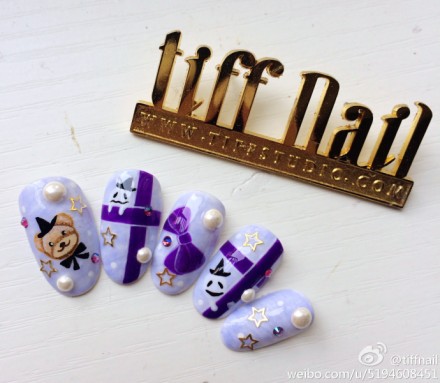 喜欢维尼熊的小伙伴～tiff nail已经有三款风格不一的手绘小熊款了～毛绒绒的小可爱们，都是tiff nail美甲师一笔一划精工的作品～